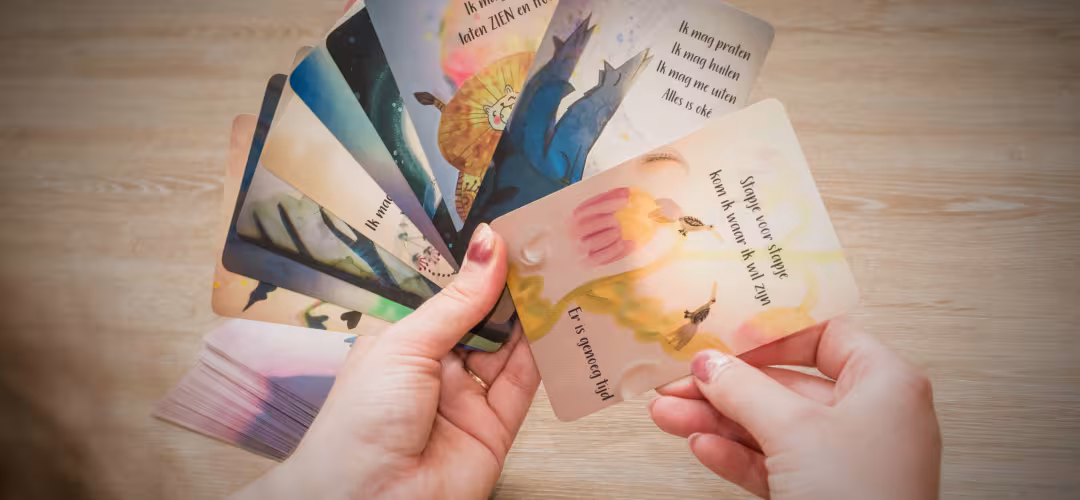 Meerdere InnerKids affirmatiekaarten, vastgehouden in een waaier